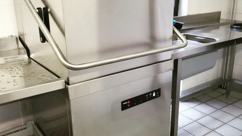 Remplacement d'une machine à capot dans un restaurant scolaire de la région Lyonnaise.