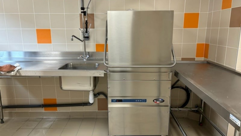 Installation d'une machine à capot avec tables en inox