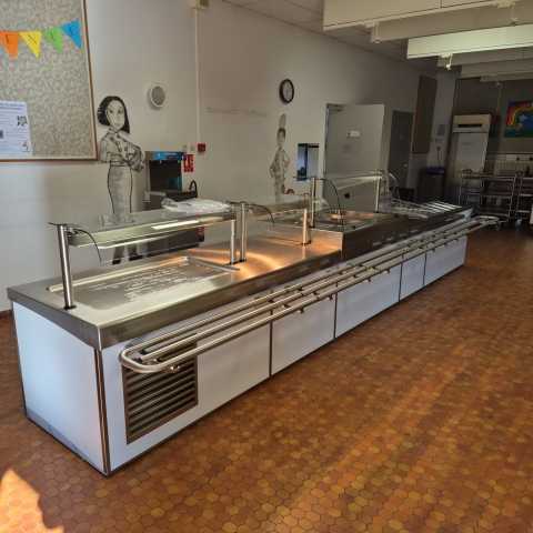 Installation d'une sauteuse multifonction et d'une ligne de self de distribution dans un restaurant scolaire de Loire-sur-Rhône