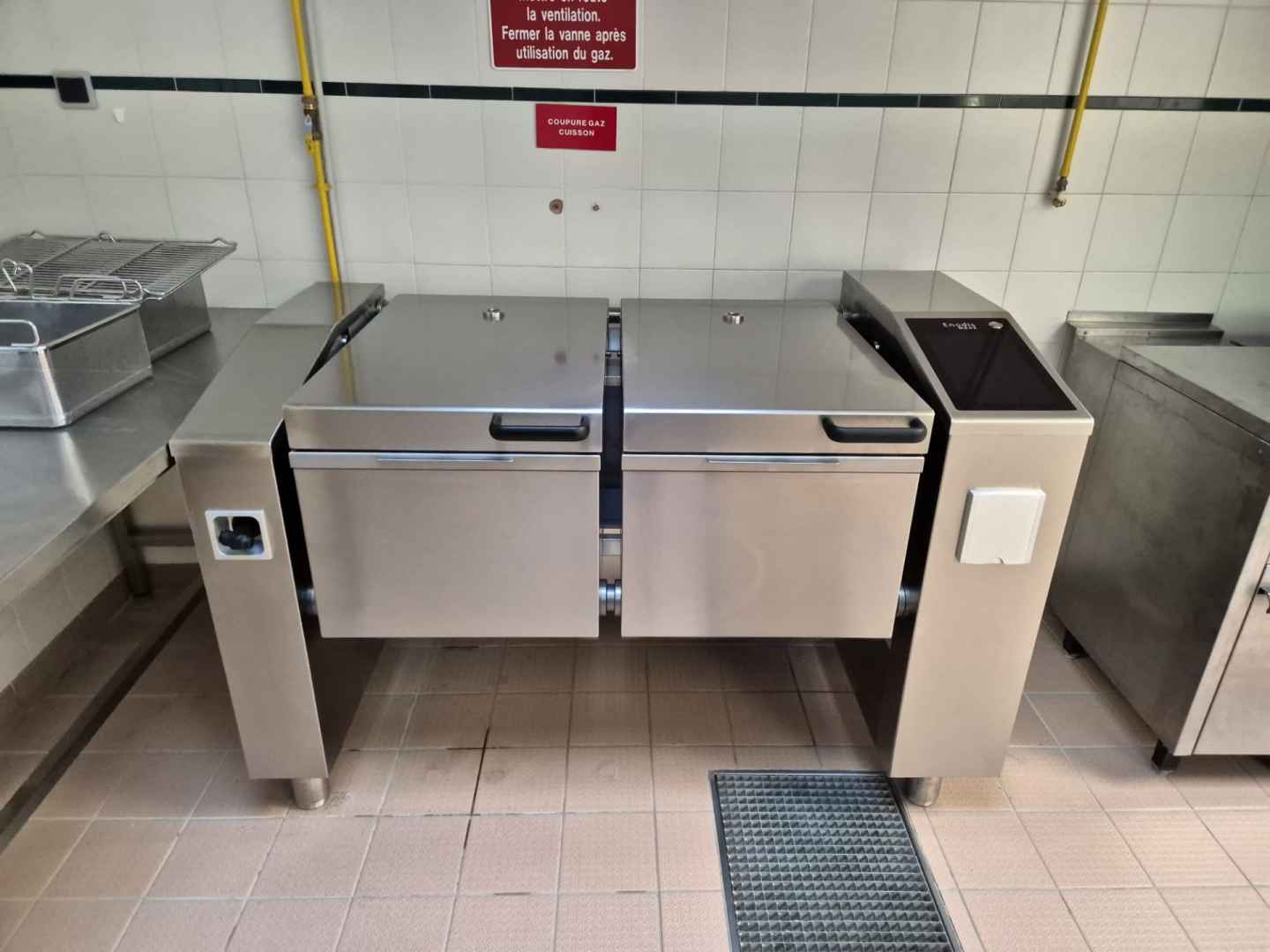 Installation d'une sauteuse multifonction et d'une ligne de self de distribution dans un restaurant scolaire de Loire-sur-Rhône