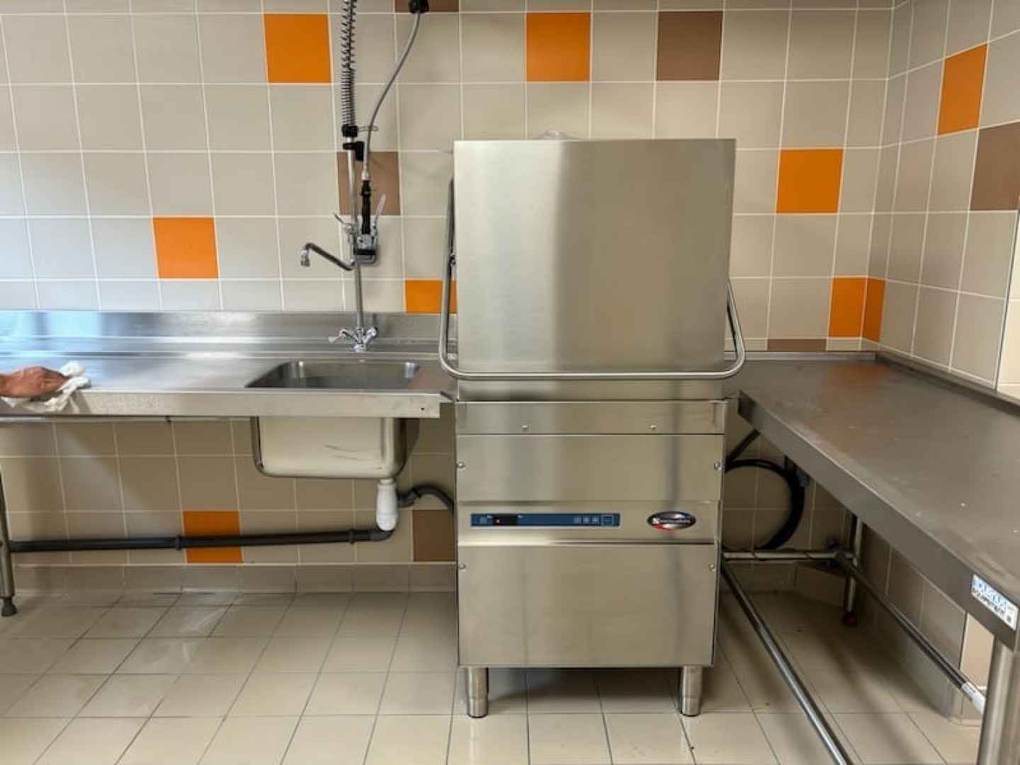 Installation d'une machine à capot avec tables en inox