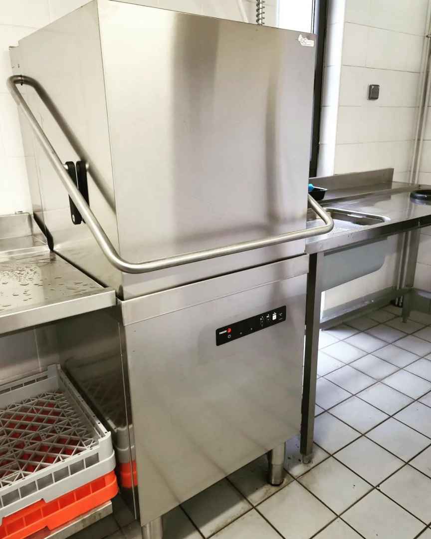 Remplacement d'une machine à capot dans un restaurant scolaire de la région Lyonnaise.